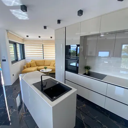 Leandra Apartment *